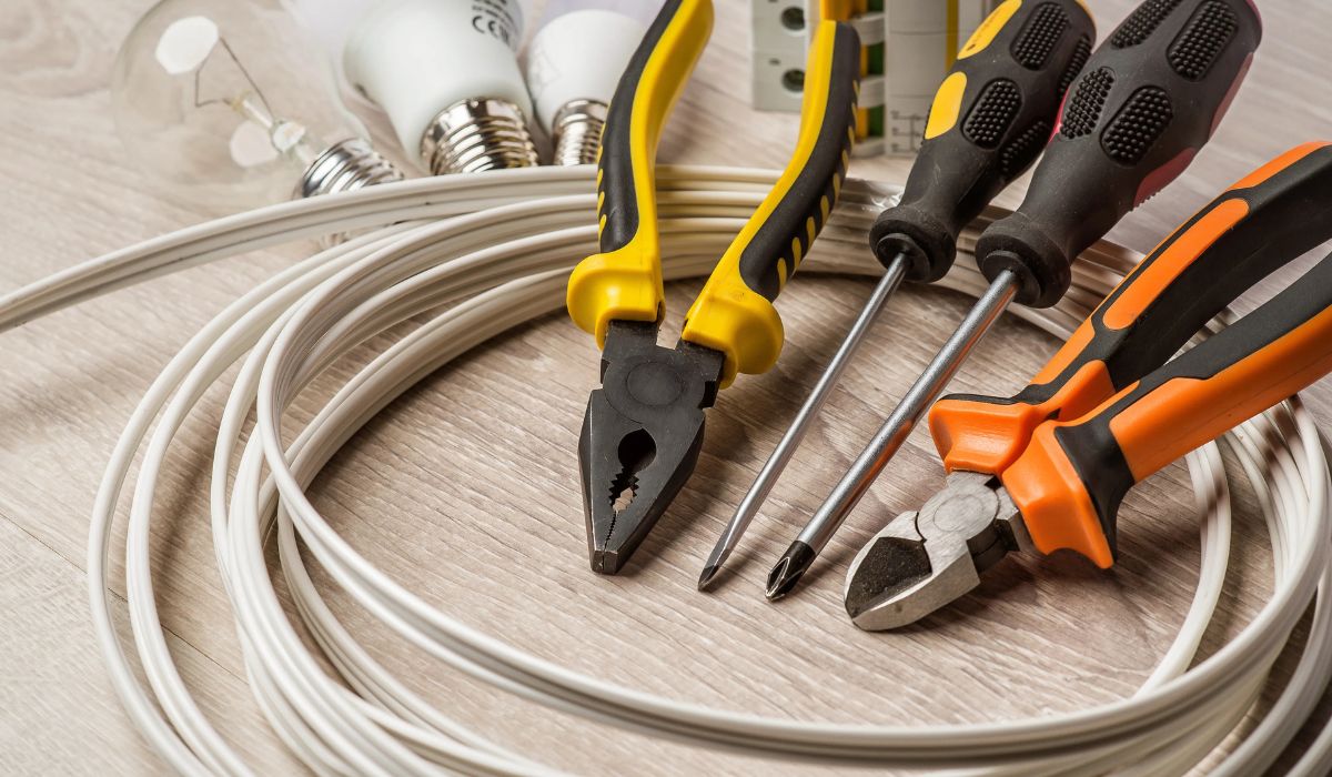 Zangen, Schraubendreher und Kabel